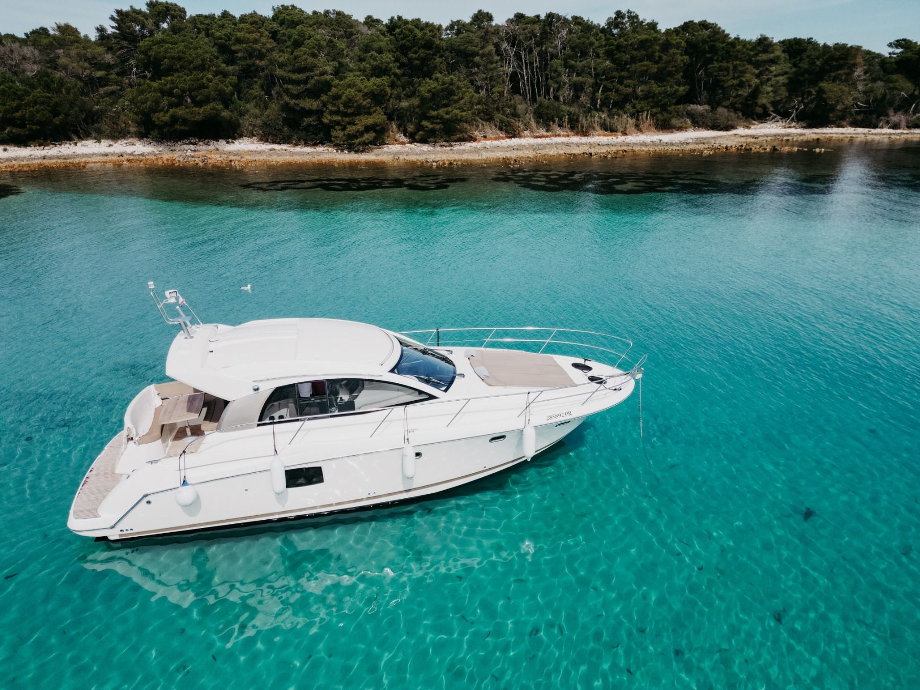 Yacht in türkisfarbener Bucht