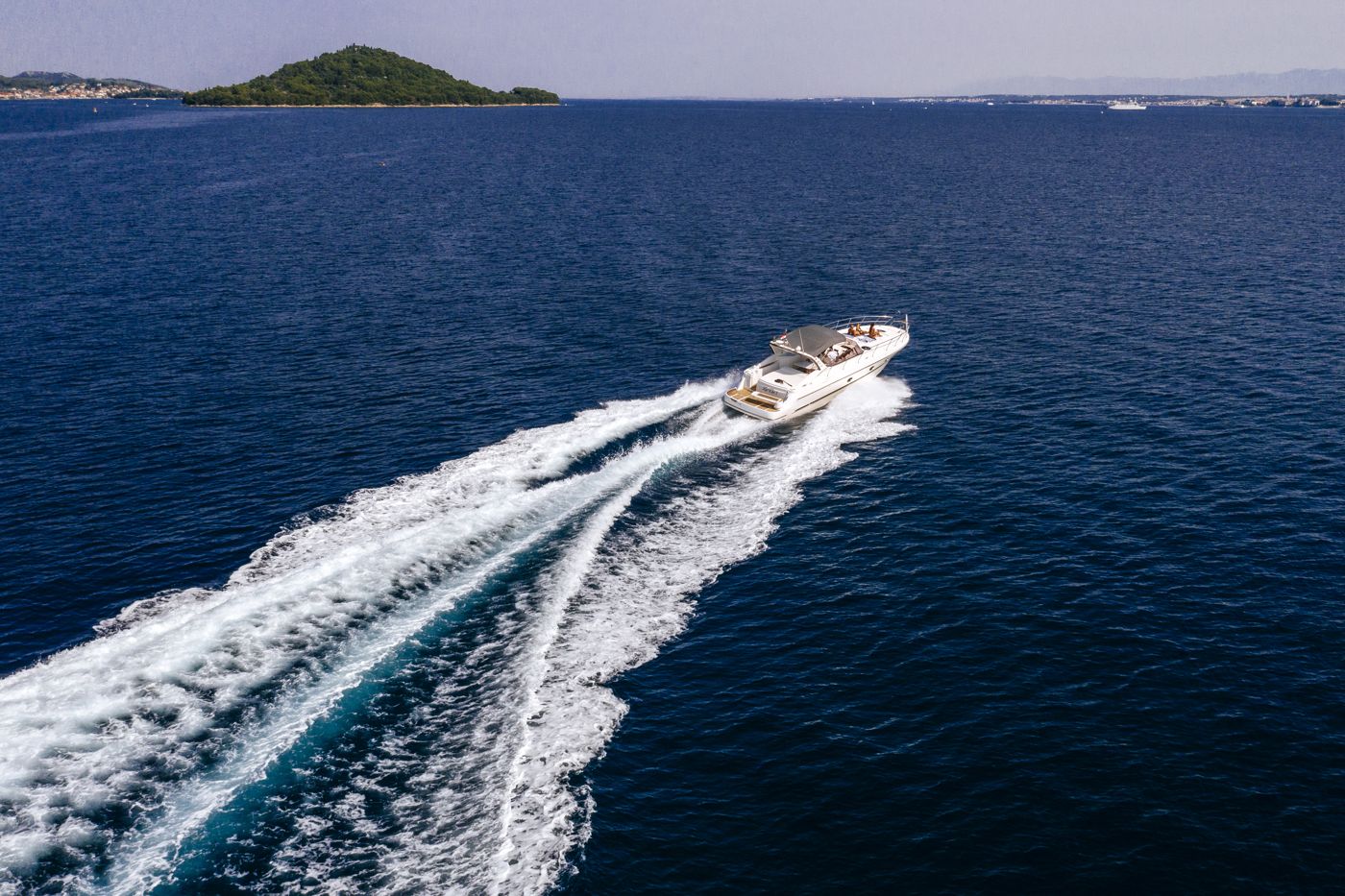 Yacht mit Gästen auf dem Weg zur Insel