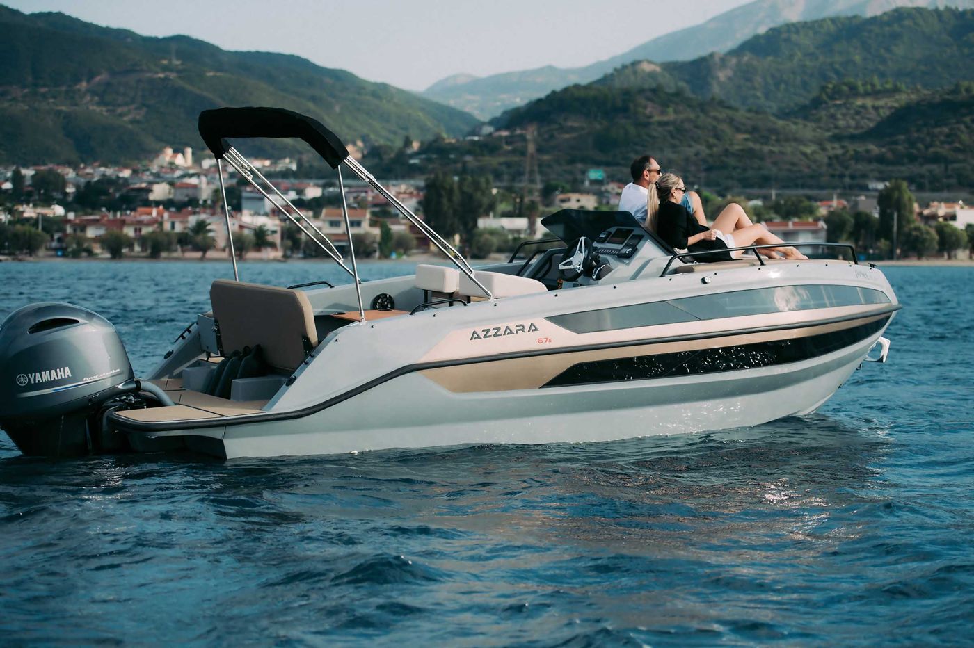 Paar auf einer Yacht vor der kroatischen Küste