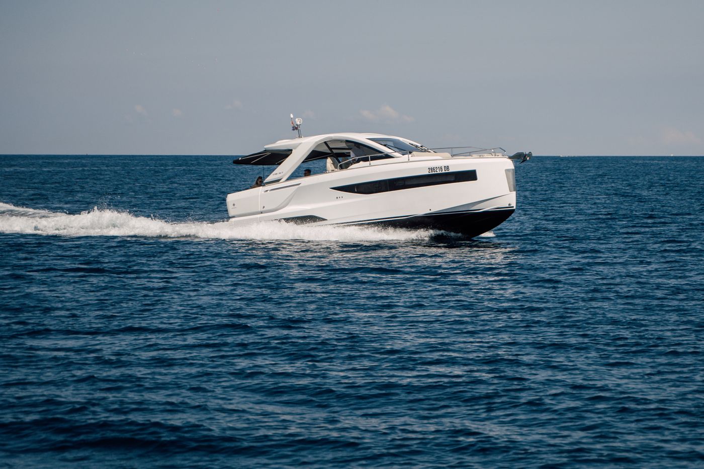 Motoryacht in voller Fahrt auf offener See