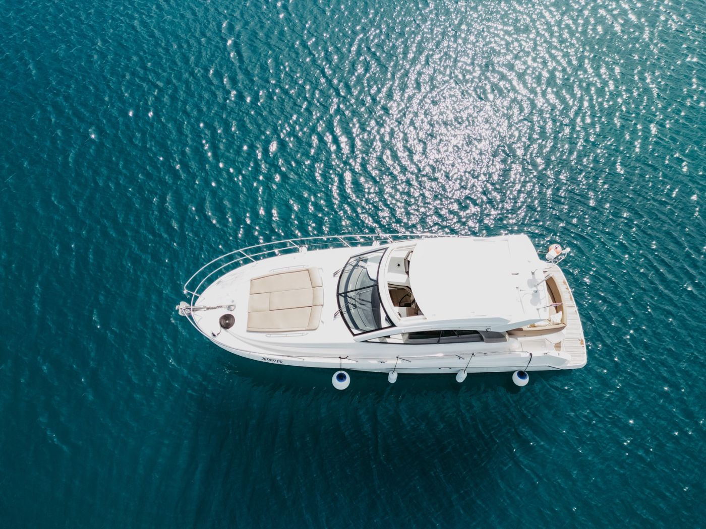 Yacht von oben auf tiefblauem Wasser