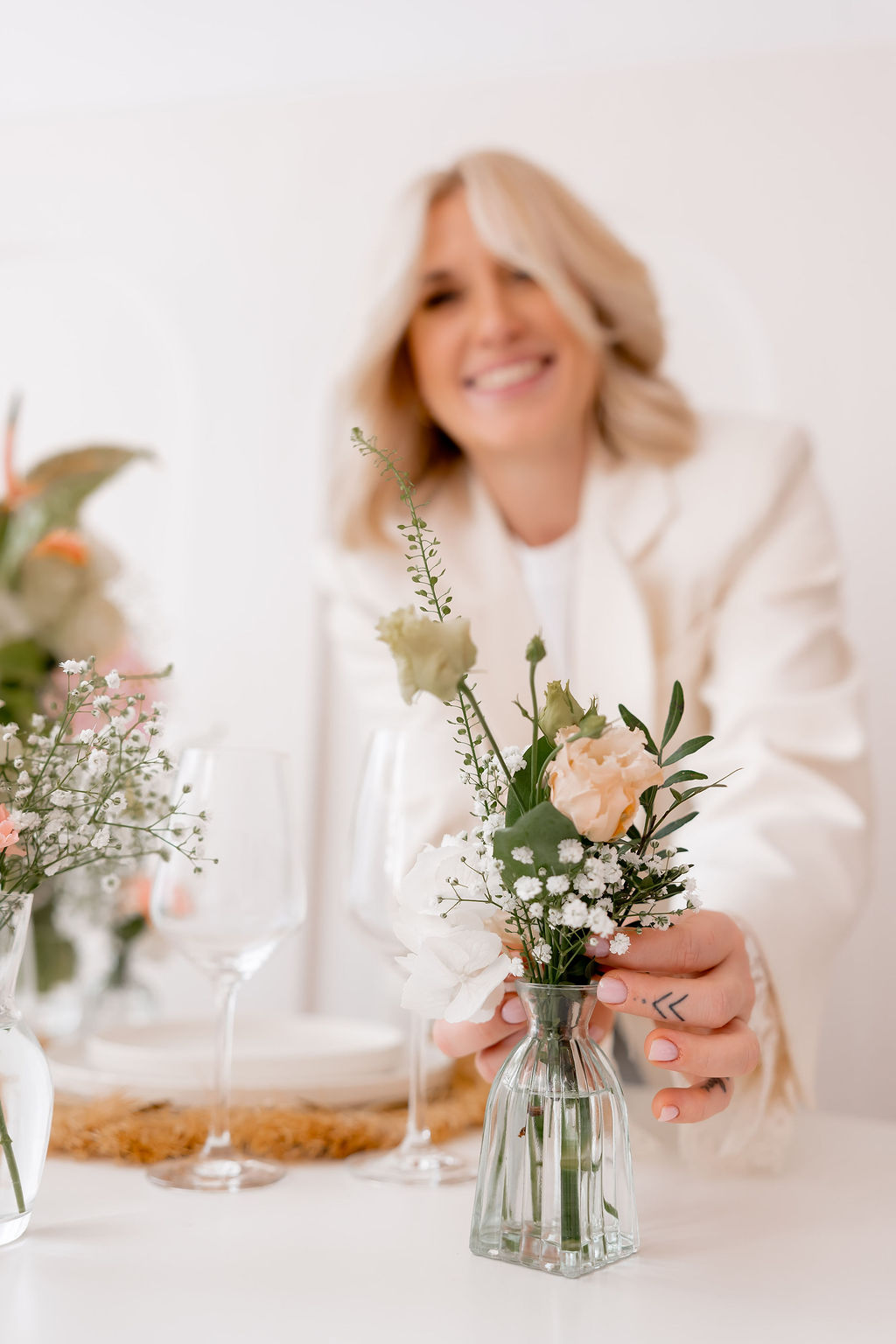 Polly von Pollyvents Studio mit Blumenvase am gedeckten Tisch