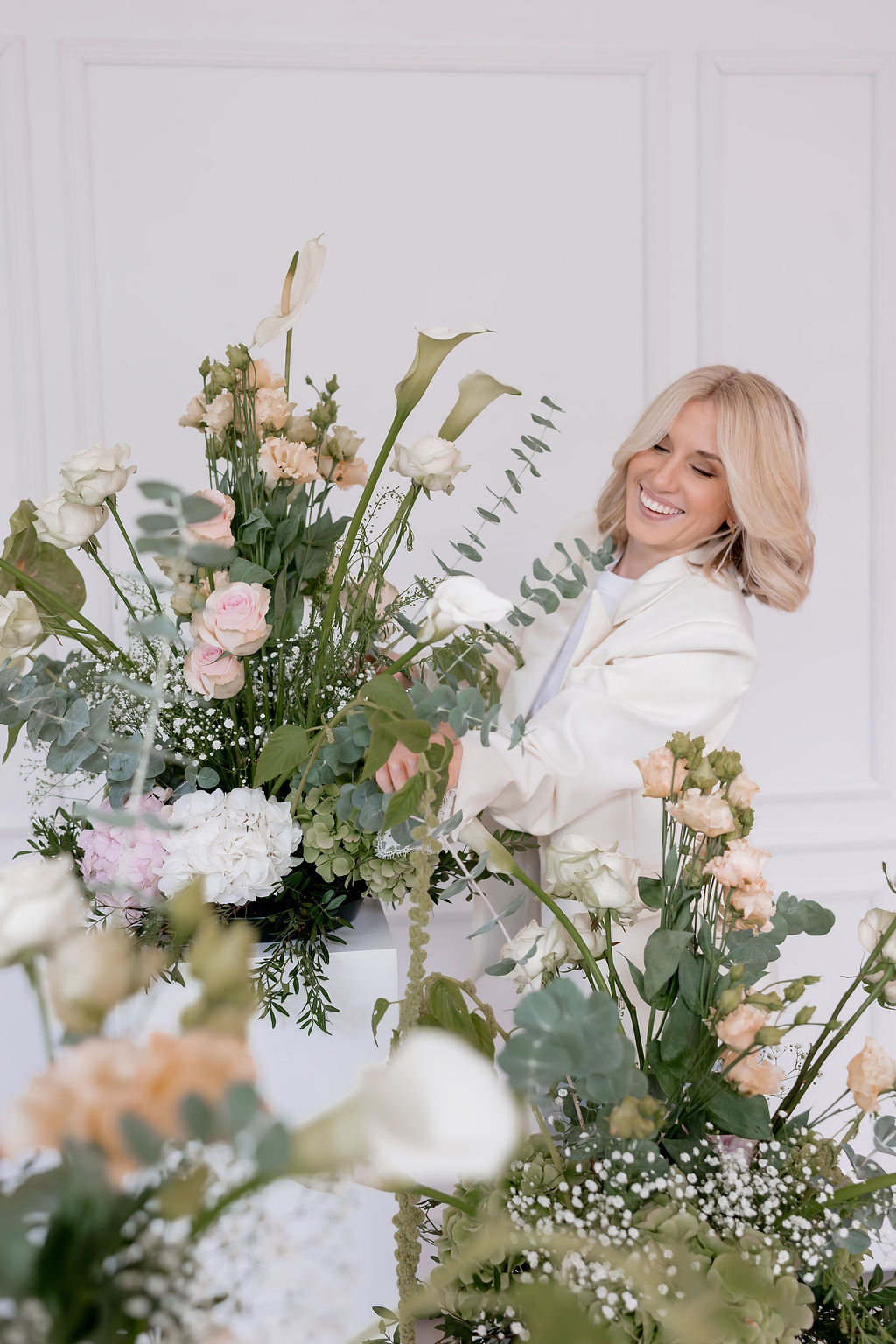 Polly arrangiert Blumen im Pollyvents Studio – Jobs im Event Styling
