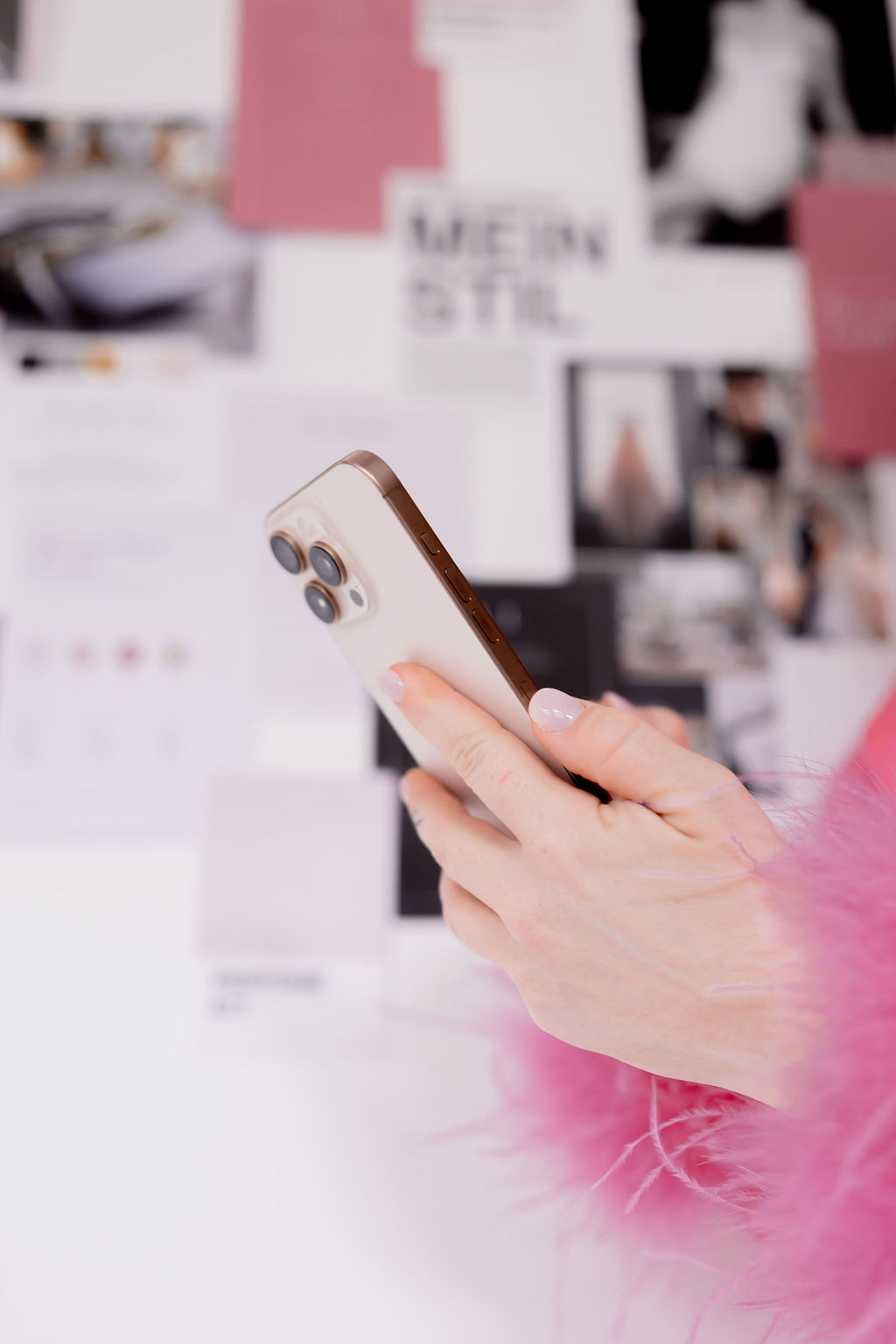 Smartphone vor dem Moodboard – Social Media für Pollyvents Studio