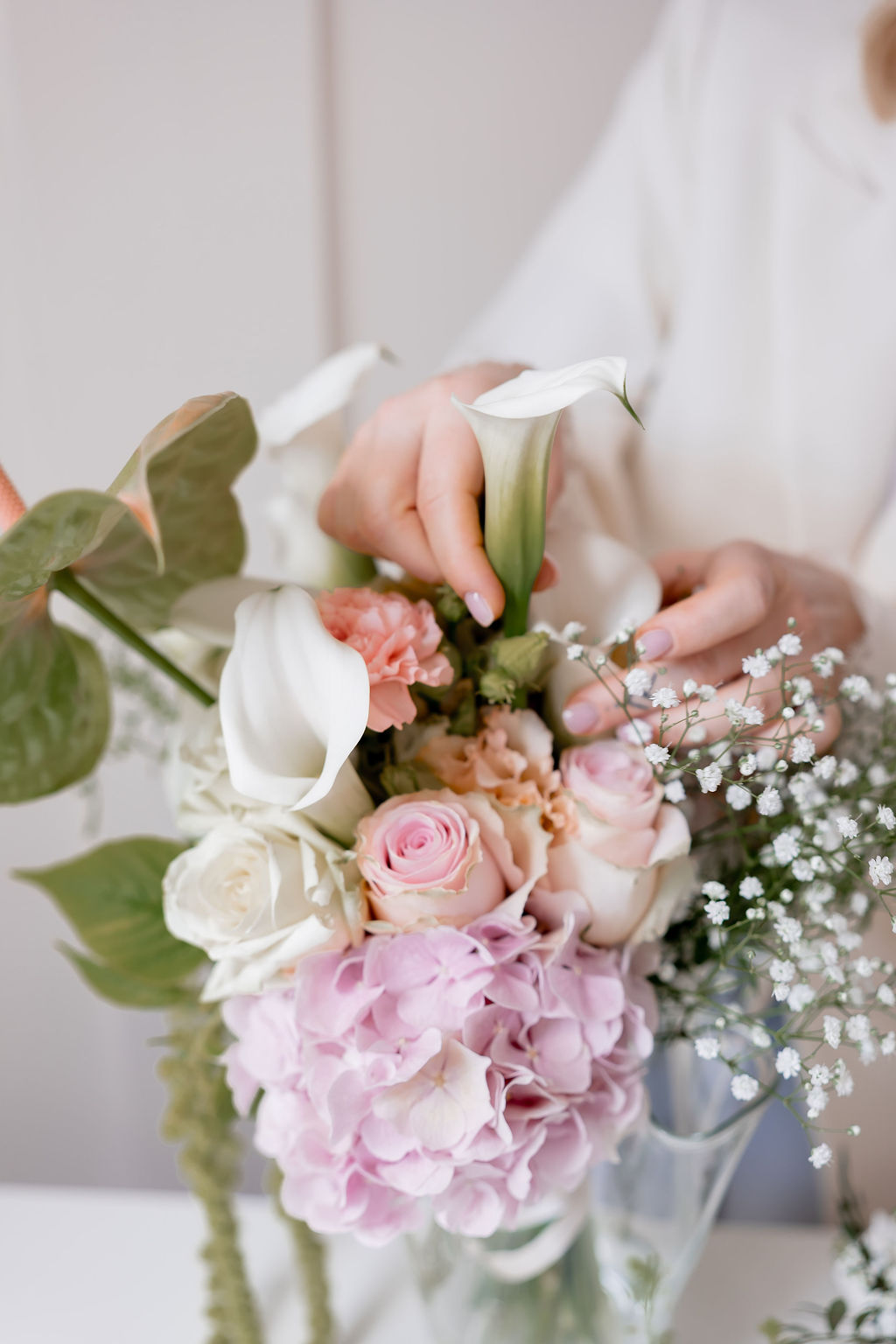 Blumenarrangement mit Hortensien, Rosen und Anthurien in Rosé und Weiß