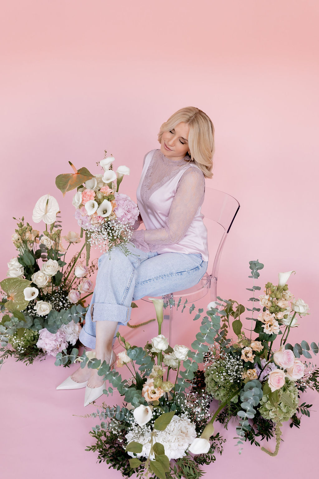 Polly inmitten von Floral Design in Blush und Creme