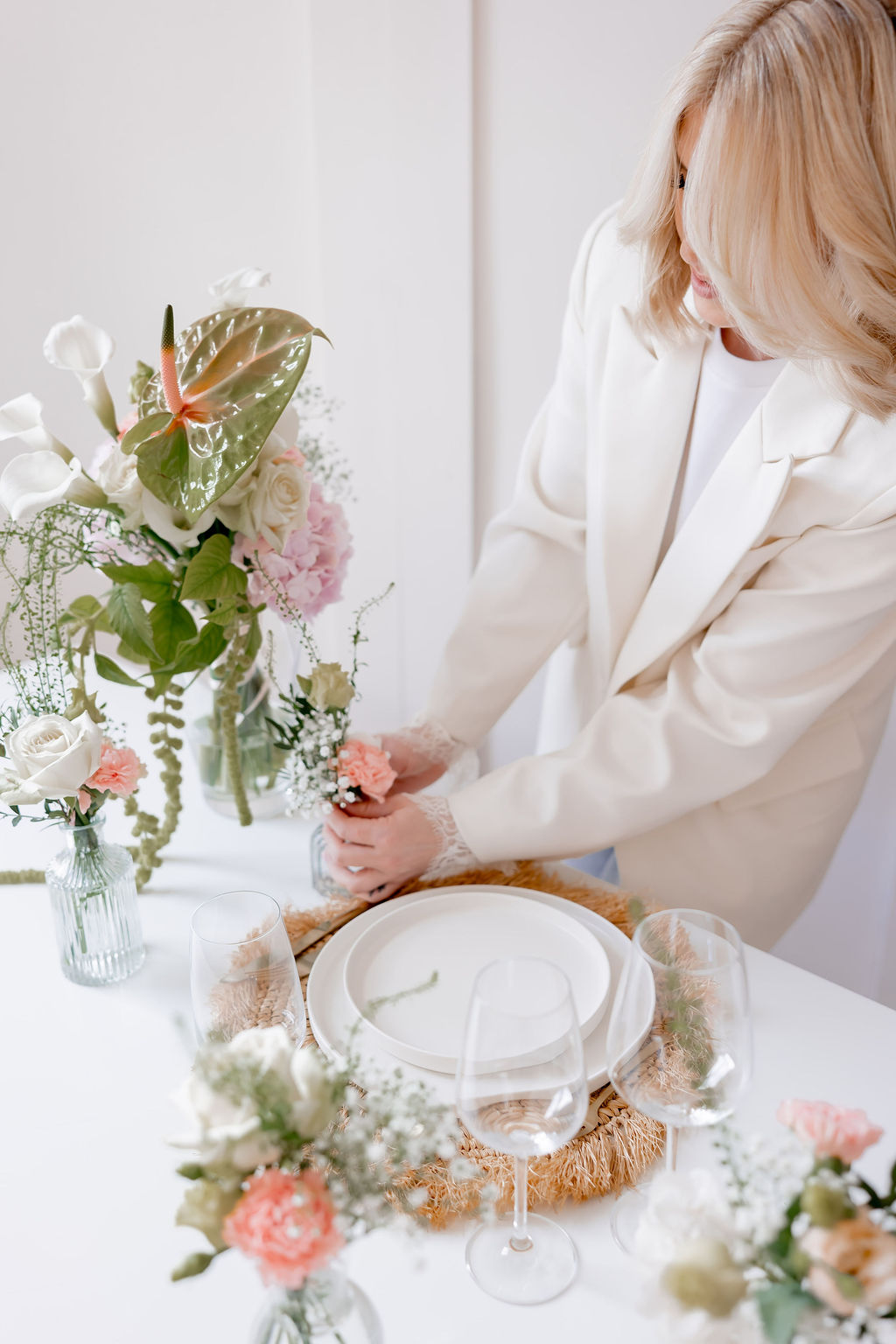 Tischdekoration für eine Hochzeit mit Väschen und Blumen in Pastell