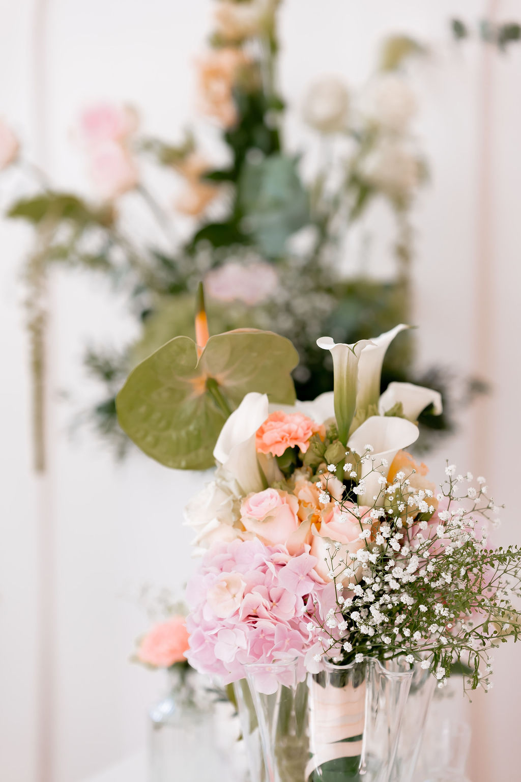 Blumenarrangement in Blush, Creme und Grün mit Anthurien und Schleierkraut