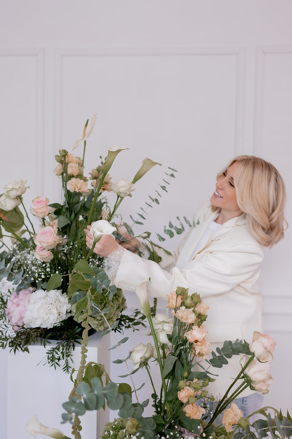 Polly arrangiert Blumen für eine Hochzeitsdeko in Düsseldorf