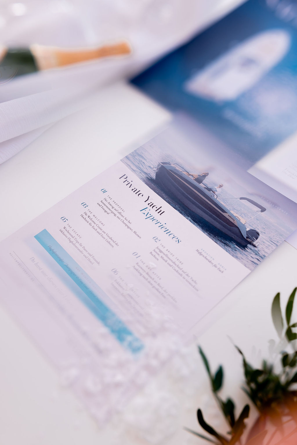 Hochzeitsplanung am Schreibtisch für eine Destination Wedding in Kroatien
