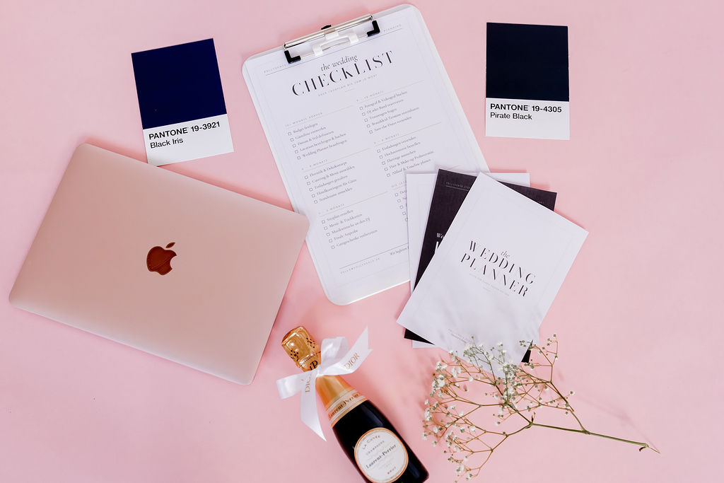 Wedding Checklist, Wedding Planner und Pantone-Farbkarten auf rosa Hintergrund – Hochzeitsplanung mit Pollyvents