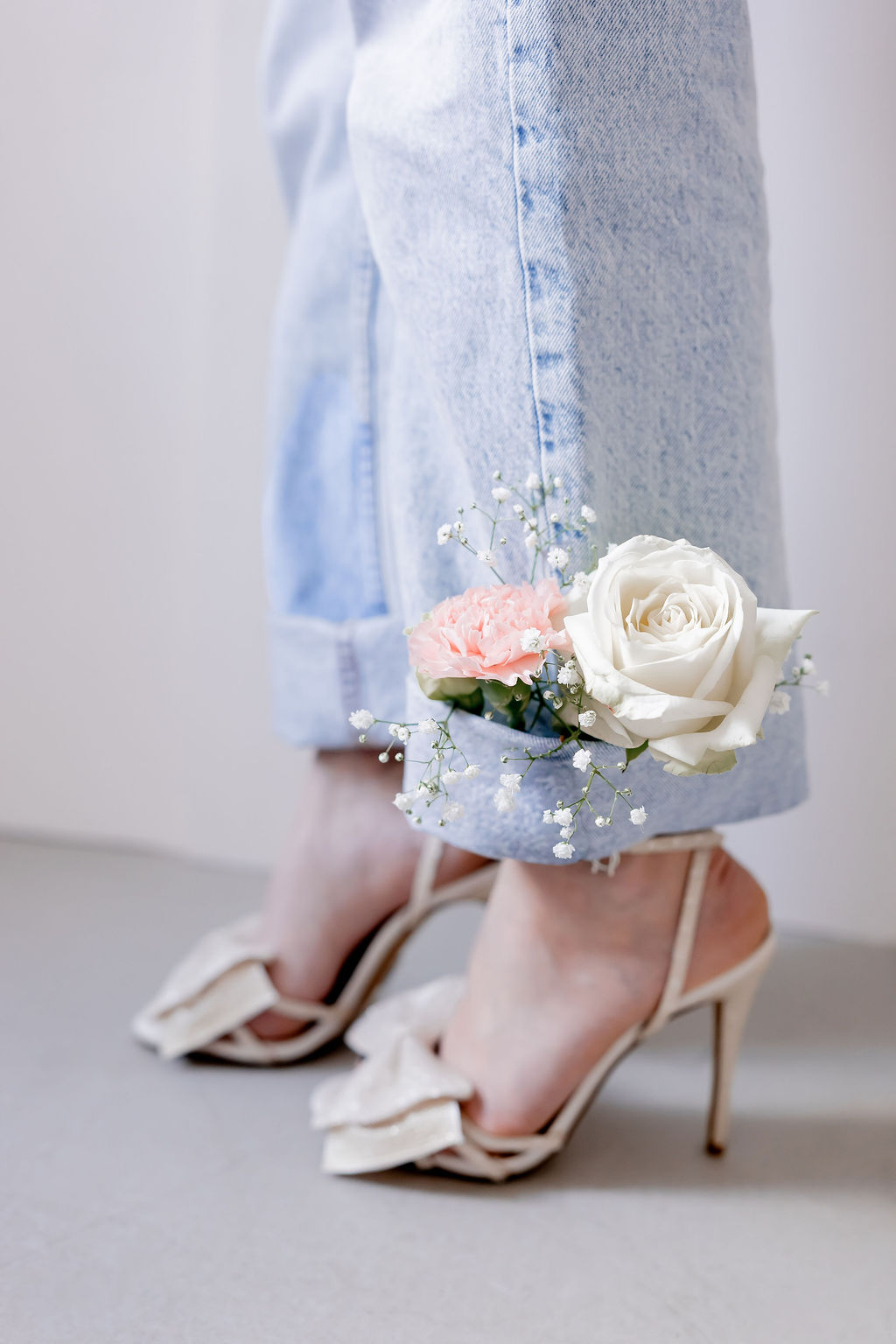 Floral Detail mit Rose, Nelke und Schleierkraut im Jeanssaum