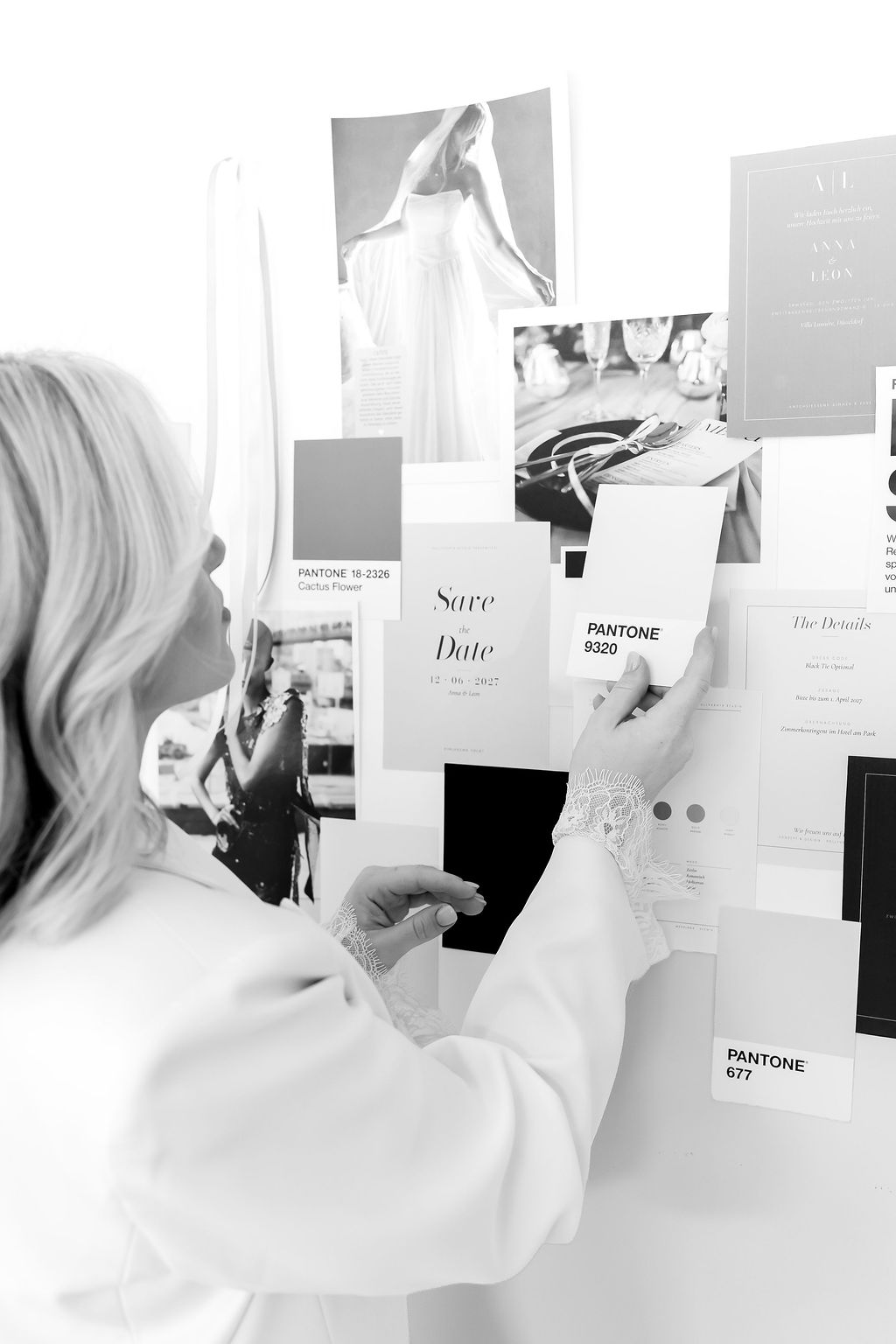 Polly wählt Pantone-Farbkarten für ein Hochzeitskonzept am Moodboard