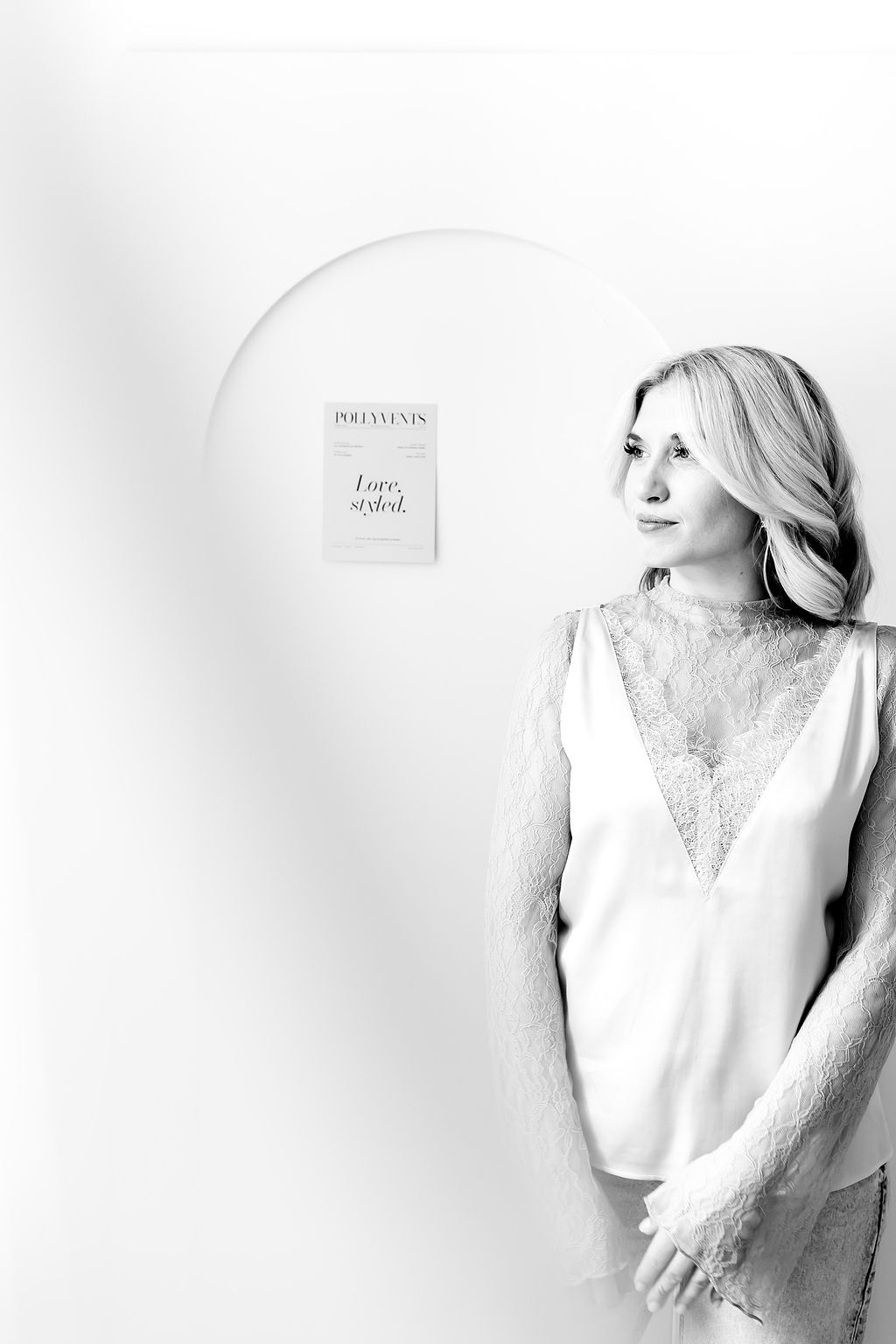 Porträt von Polly in Spitzenbluse vor der Love, styled. Karte von Pollyvents Studio